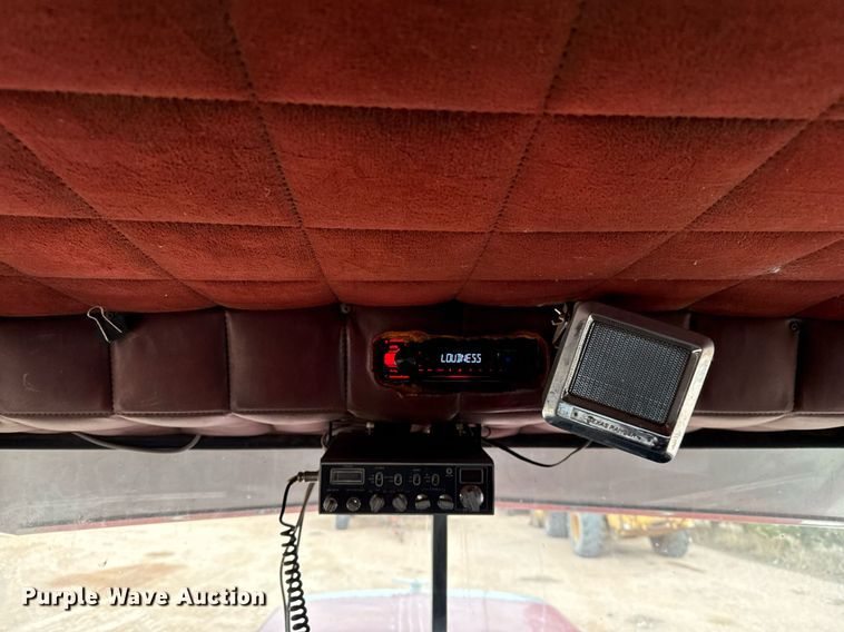 image for item ED5553 1981 Peterbilt 359 semi truck