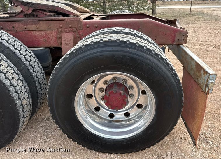 image for item ED5553 1981 Peterbilt 359 semi truck