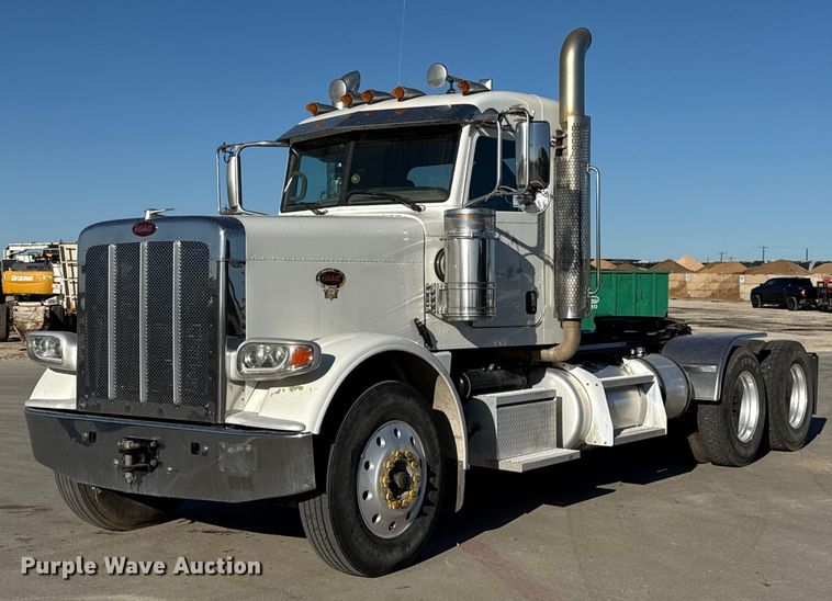 image for item ED5556 2016 Peterbilt 389 semi truck