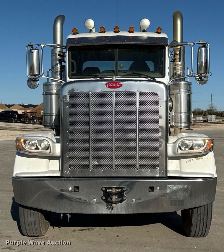 image for item ED5556 2016 Peterbilt 389 semi truck