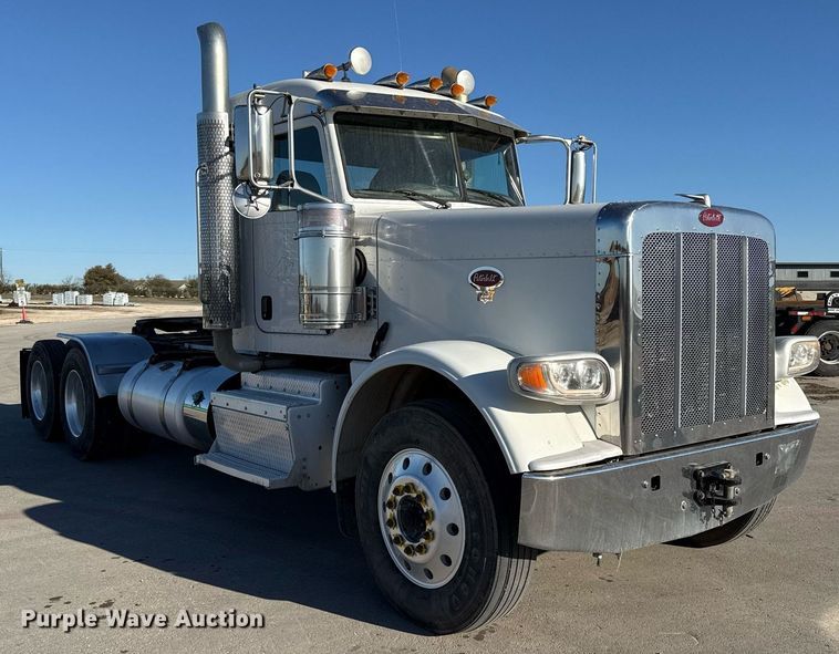 image for item ED5556 2016 Peterbilt 389 semi truck
