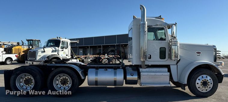image for item ED5556 2016 Peterbilt 389 semi truck