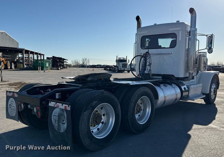 image for item ED5556 2016 Peterbilt 389 semi truck