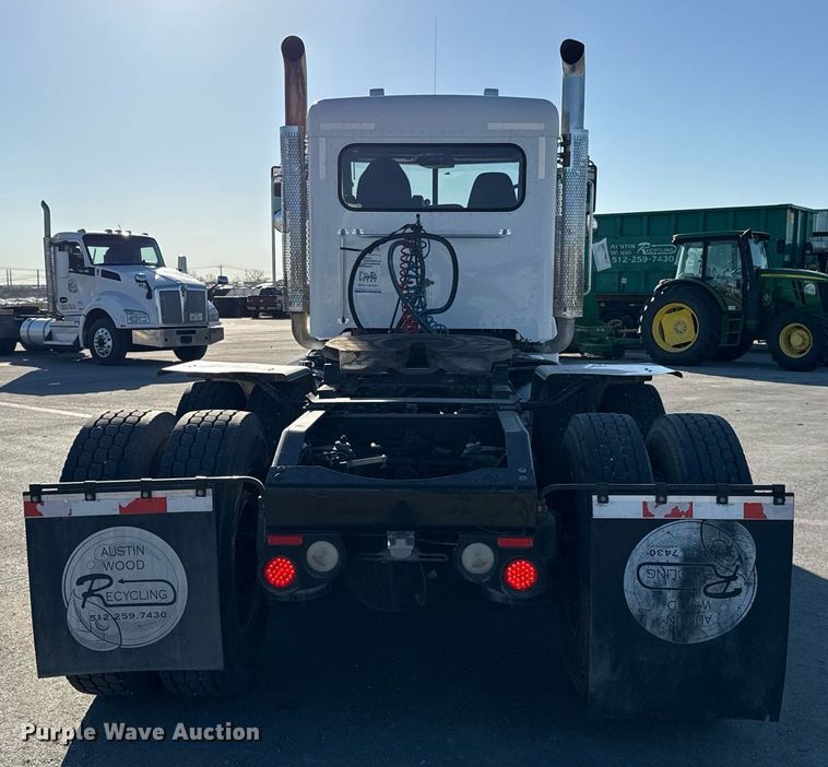 image for item ED5556 2016 Peterbilt 389 semi truck