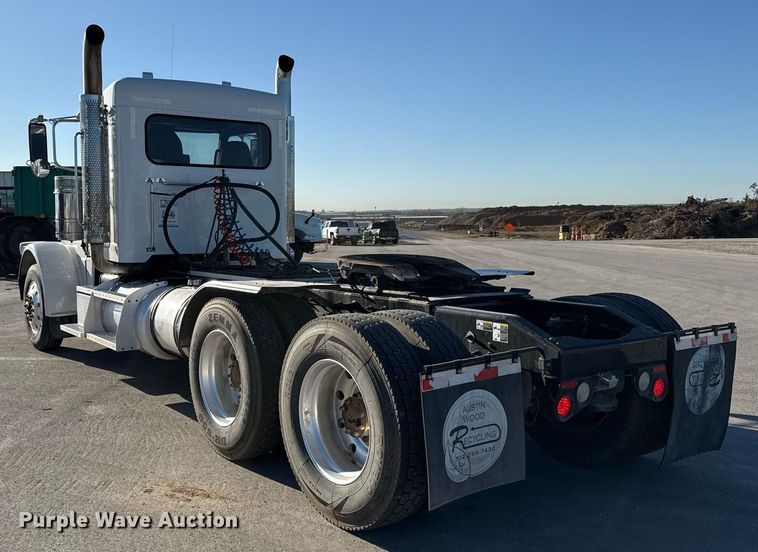 image for item ED5556 2016 Peterbilt 389 semi truck