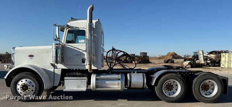 image for item ED5556 2016 Peterbilt 389 semi truck