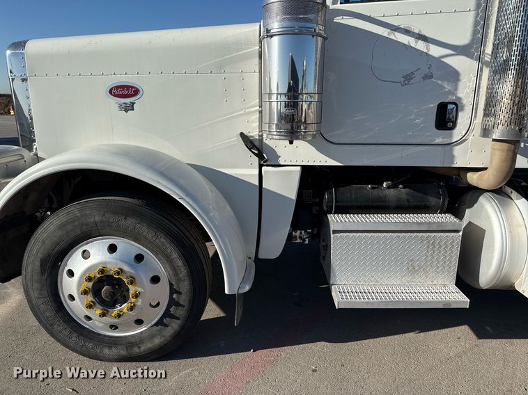 image for item ED5556 2016 Peterbilt 389 semi truck