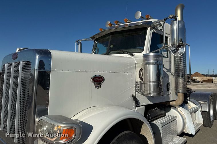 image for item ED5556 2016 Peterbilt 389 semi truck
