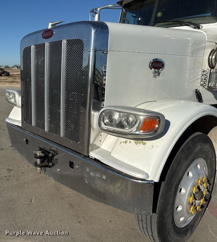 image for item ED5556 2016 Peterbilt 389 semi truck