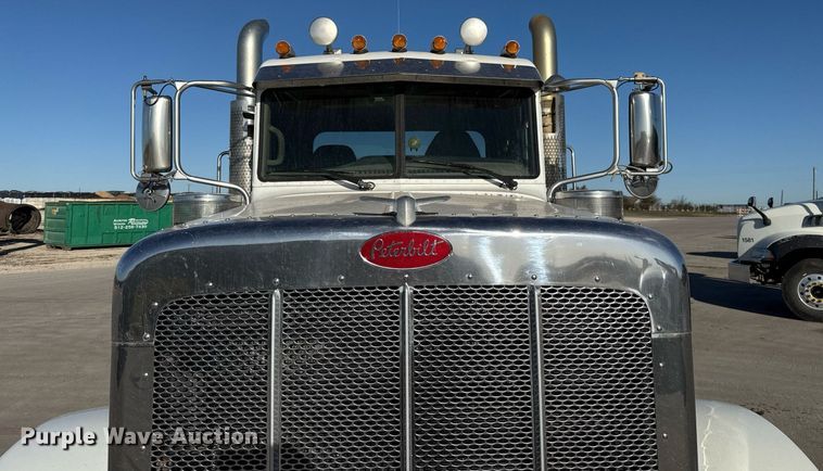 image for item ED5556 2016 Peterbilt 389 semi truck