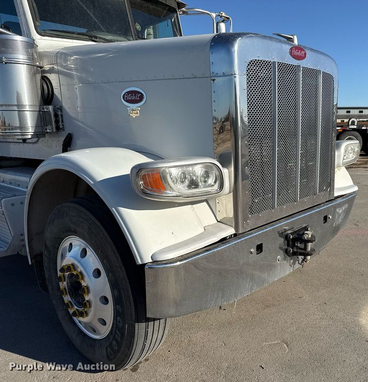 image for item ED5556 2016 Peterbilt 389 semi truck