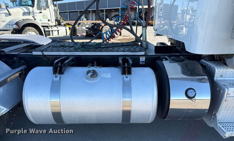 image for item ED5556 2016 Peterbilt 389 semi truck