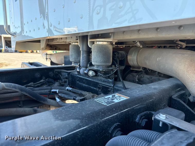 image for item ED5556 2016 Peterbilt 389 semi truck