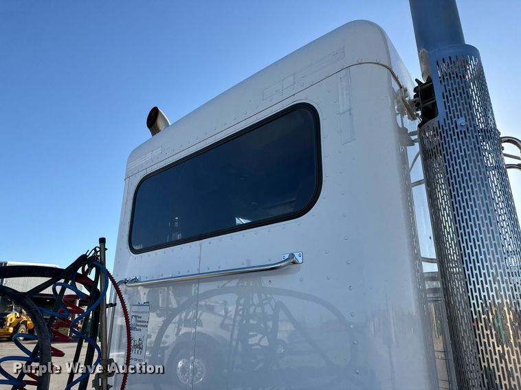 image for item ED5556 2016 Peterbilt 389 semi truck