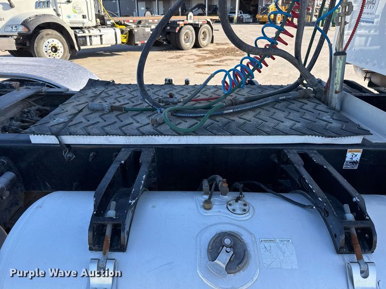 image for item ED5556 2016 Peterbilt 389 semi truck