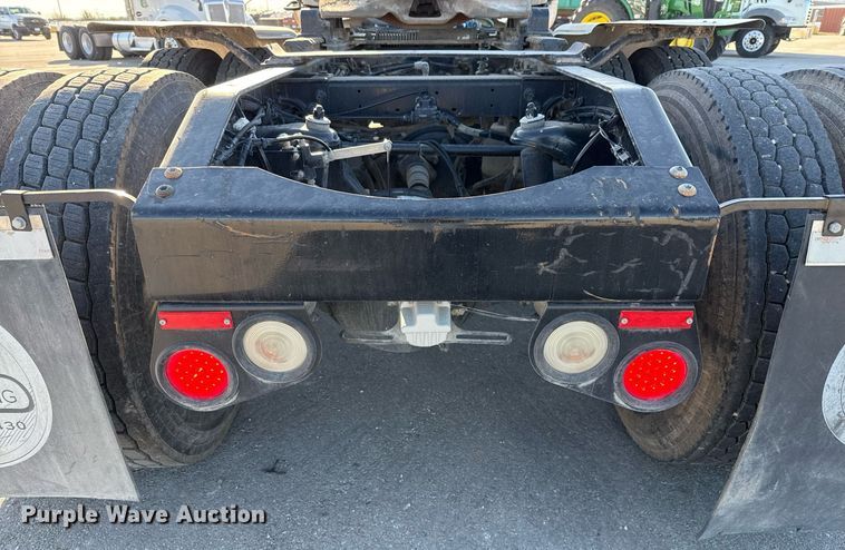 image for item ED5556 2016 Peterbilt 389 semi truck