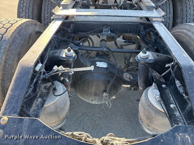 image for item ED5556 2016 Peterbilt 389 semi truck