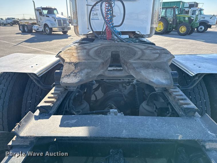 image for item ED5556 2016 Peterbilt 389 semi truck