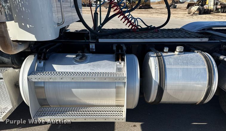 image for item ED5556 2016 Peterbilt 389 semi truck