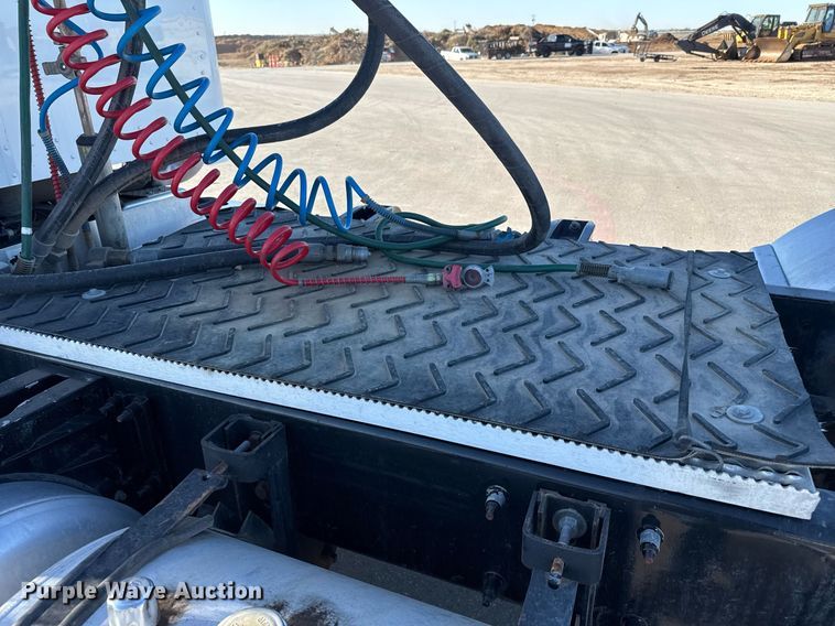 image for item ED5556 2016 Peterbilt 389 semi truck