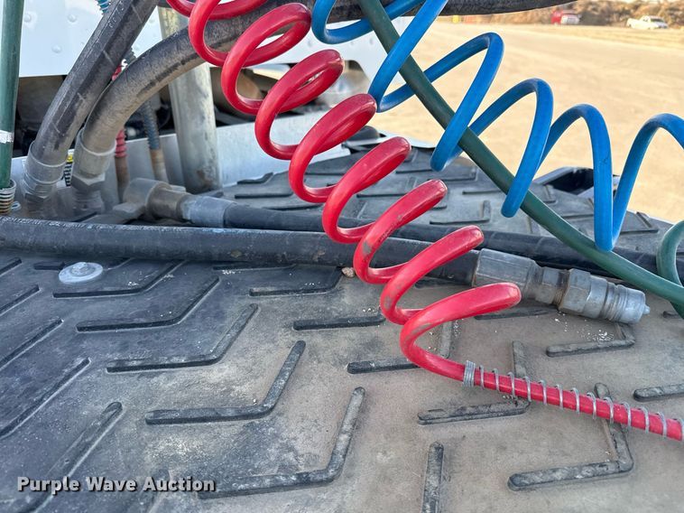 image for item ED5556 2016 Peterbilt 389 semi truck