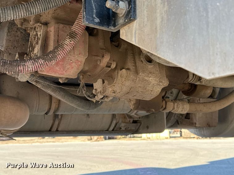 image for item ED5556 2016 Peterbilt 389 semi truck