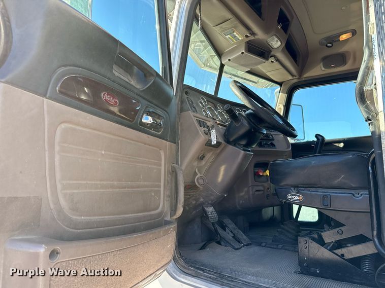 image for item ED5556 2016 Peterbilt 389 semi truck