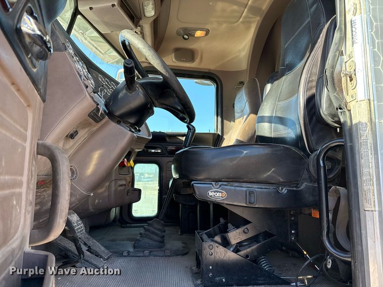 image for item ED5556 2016 Peterbilt 389 semi truck