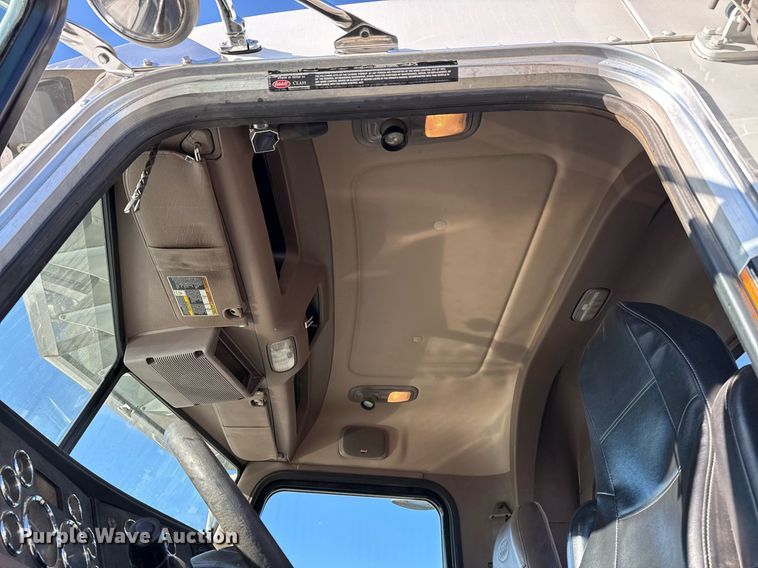 image for item ED5556 2016 Peterbilt 389 semi truck