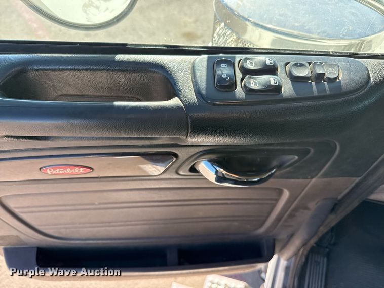 image for item ED5556 2016 Peterbilt 389 semi truck