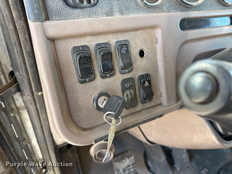 image for item ED5556 2016 Peterbilt 389 semi truck