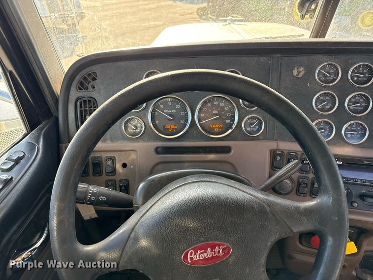 image for item ED5556 2016 Peterbilt 389 semi truck