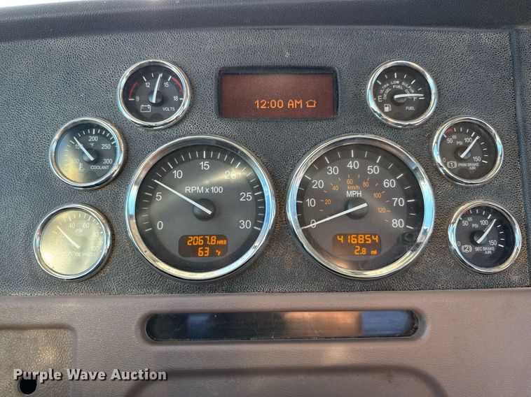 image for item ED5556 2016 Peterbilt 389 semi truck