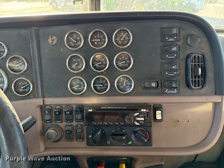 image for item ED5556 2016 Peterbilt 389 semi truck