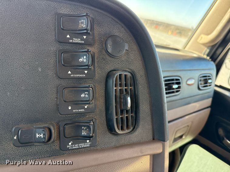 image for item ED5556 2016 Peterbilt 389 semi truck