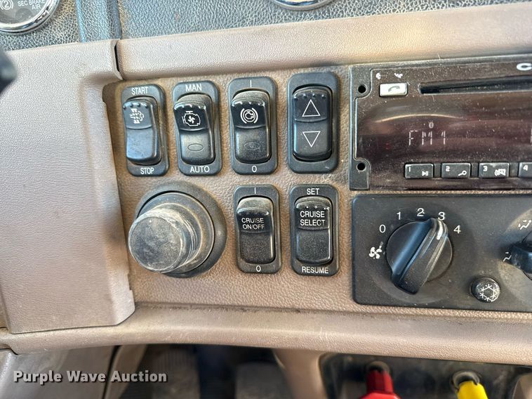 image for item ED5556 2016 Peterbilt 389 semi truck