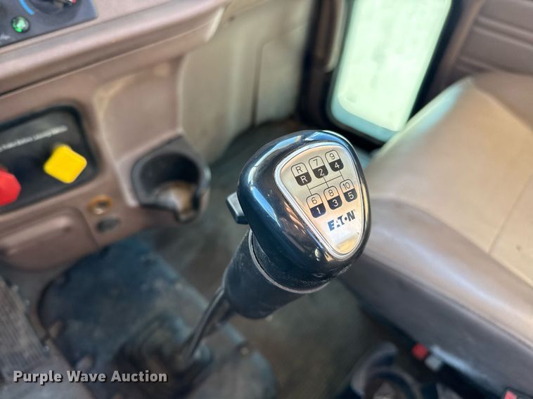 image for item ED5556 2016 Peterbilt 389 semi truck