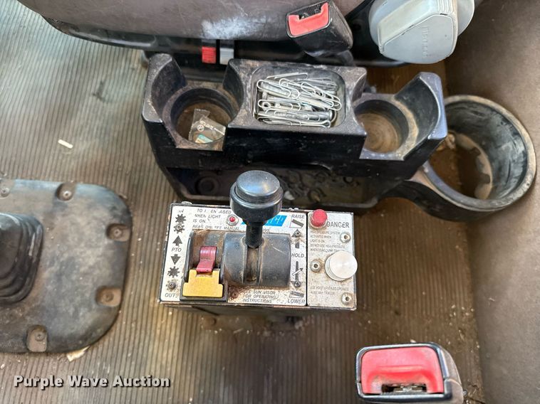 image for item ED5556 2016 Peterbilt 389 semi truck