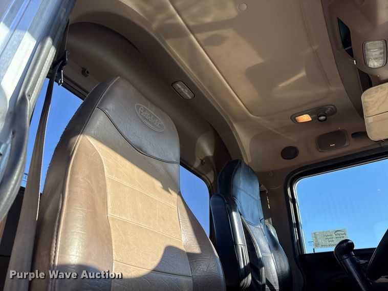 image for item ED5556 2016 Peterbilt 389 semi truck