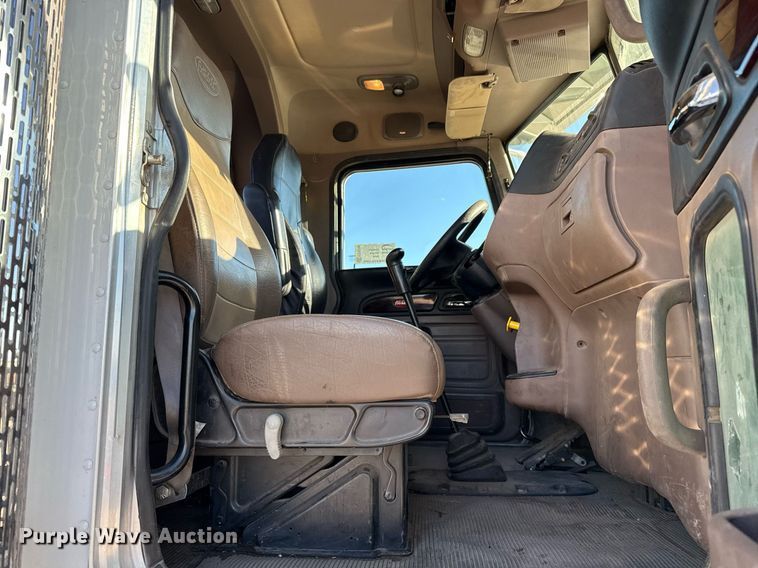 image for item ED5556 2016 Peterbilt 389 semi truck