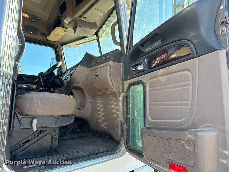 image for item ED5556 2016 Peterbilt 389 semi truck