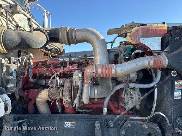 image for item ED5556 2016 Peterbilt 389 semi truck