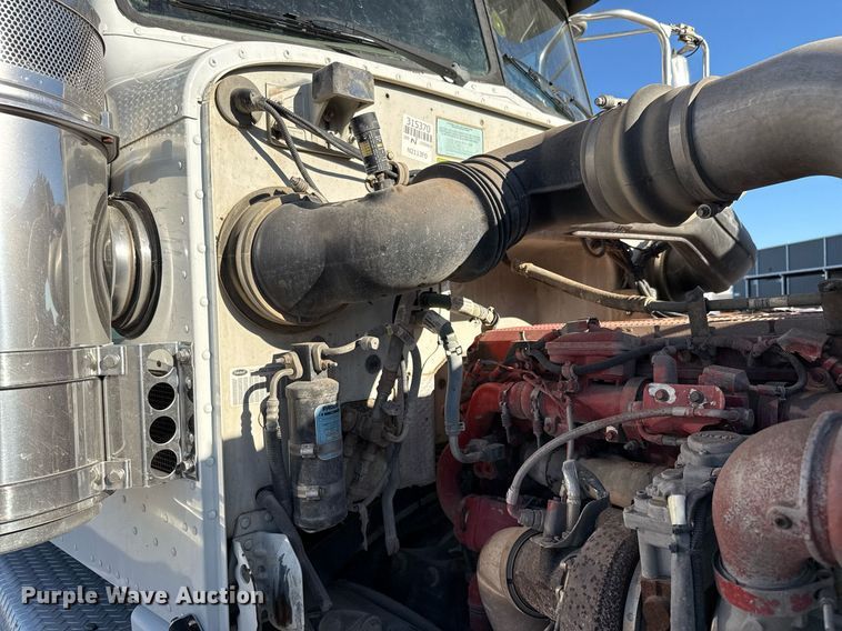 image for item ED5556 2016 Peterbilt 389 semi truck
