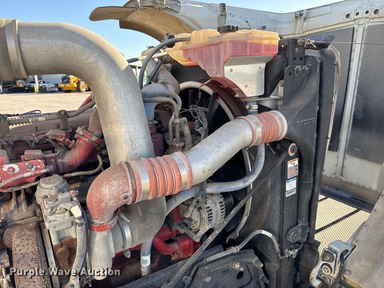 image for item ED5556 2016 Peterbilt 389 semi truck