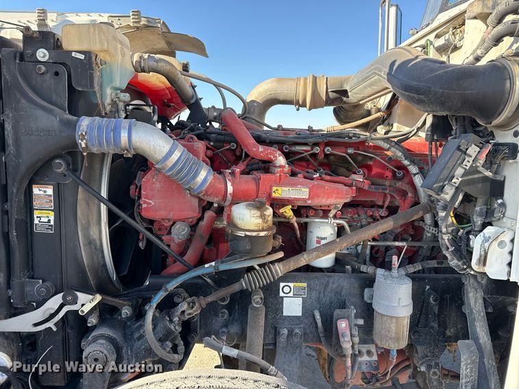 image for item ED5556 2016 Peterbilt 389 semi truck