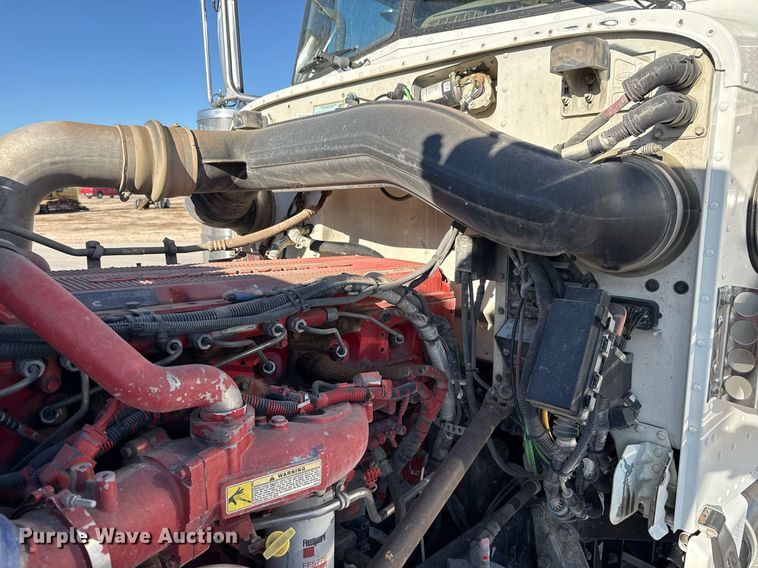 image for item ED5556 2016 Peterbilt 389 semi truck