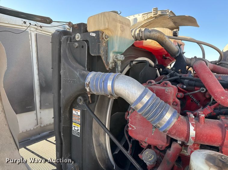 image for item ED5556 2016 Peterbilt 389 semi truck