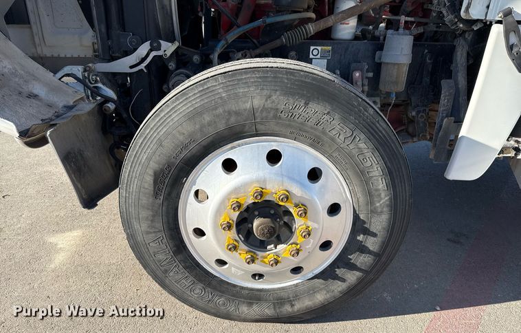 image for item ED5556 2016 Peterbilt 389 semi truck