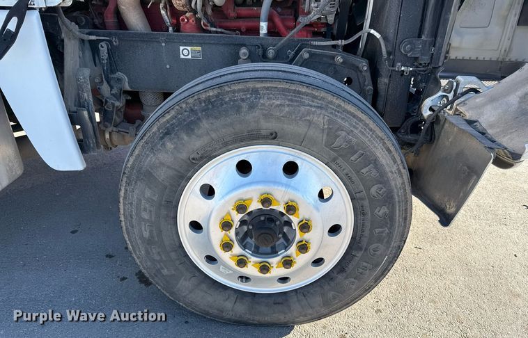 image for item ED5556 2016 Peterbilt 389 semi truck