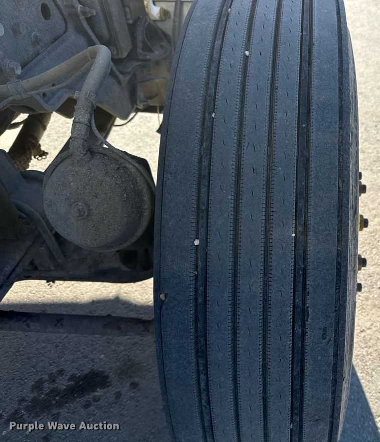 image for item ED5556 2016 Peterbilt 389 semi truck